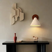 Applique murale triangulaire en pierre blanche et bois — vue 1