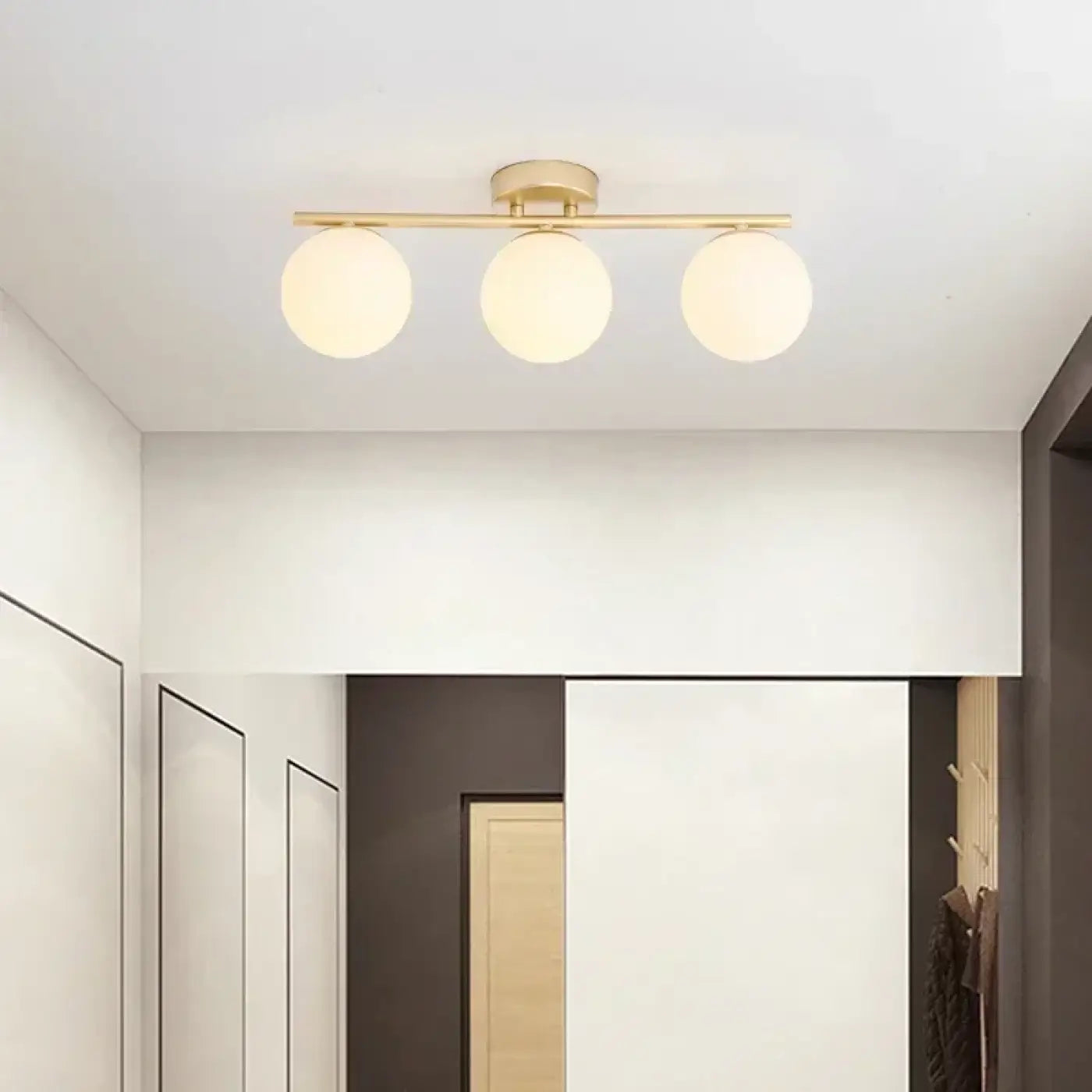 luminaire-plafonnier-boules-blanches-support-dore-applique-plafond-228.webp
