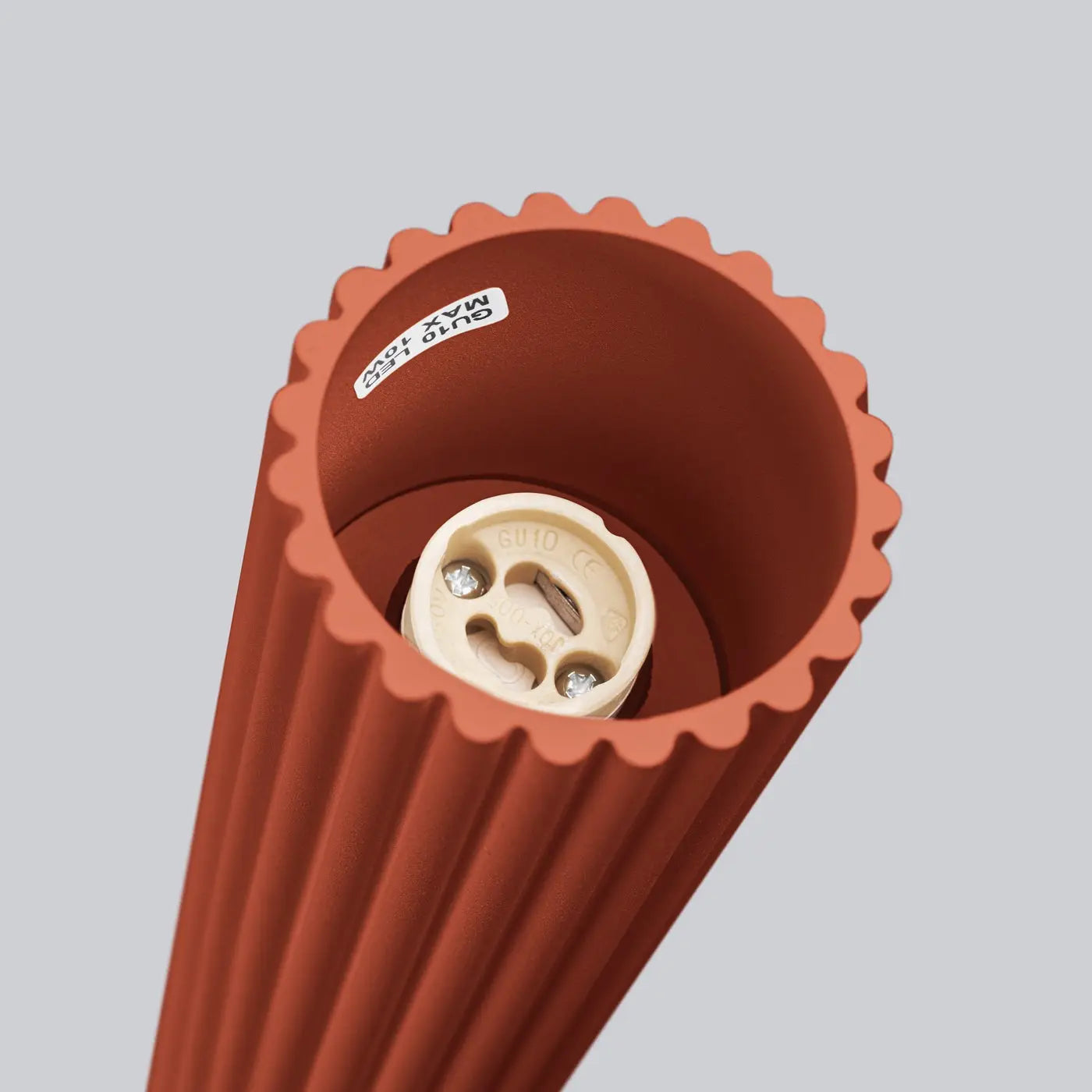 Plafonnier LED rouge ocre aluminium moderne | GAGUDA