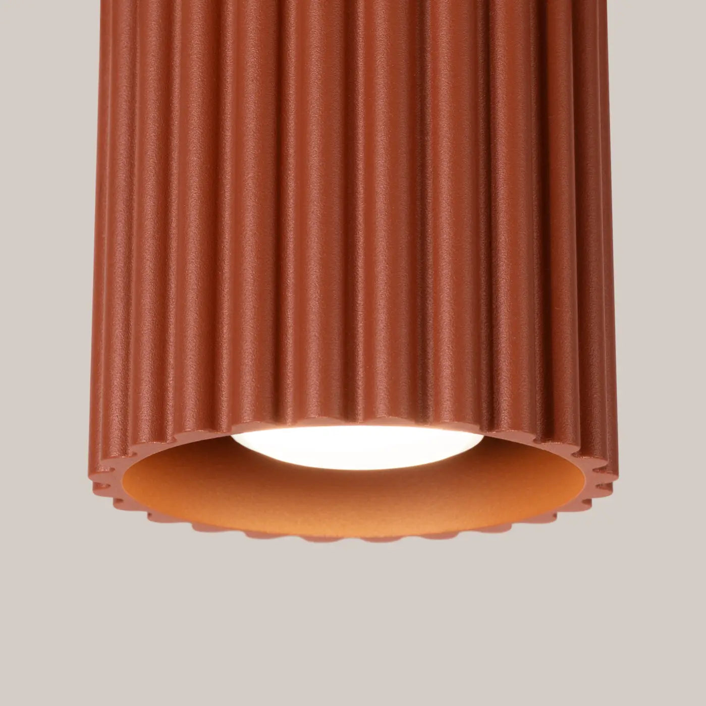 Plafonnier LED rouge ocre aluminium minimaliste | RADAPE