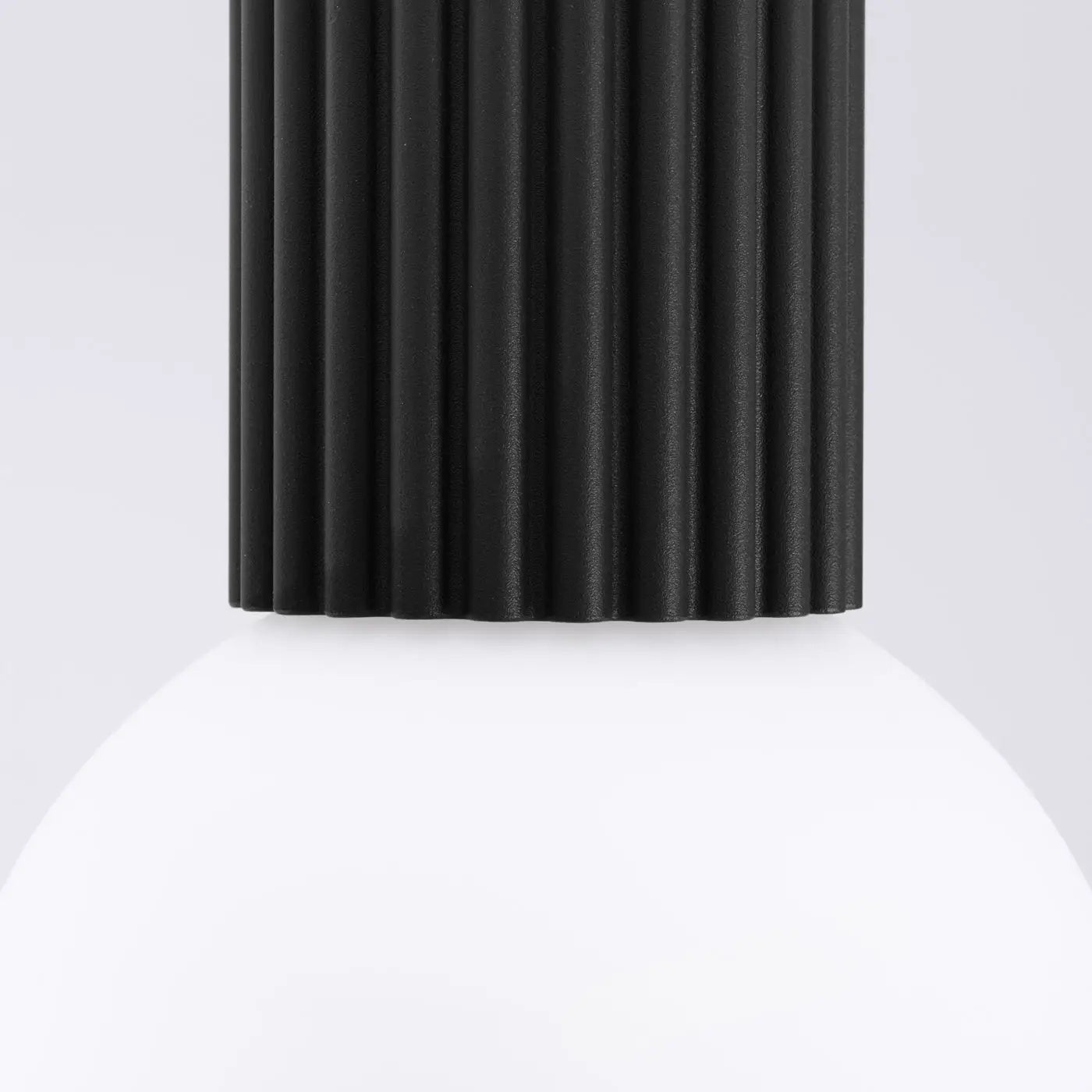 Plafonnier LED noir globe opalin IP44 | FODAHAN