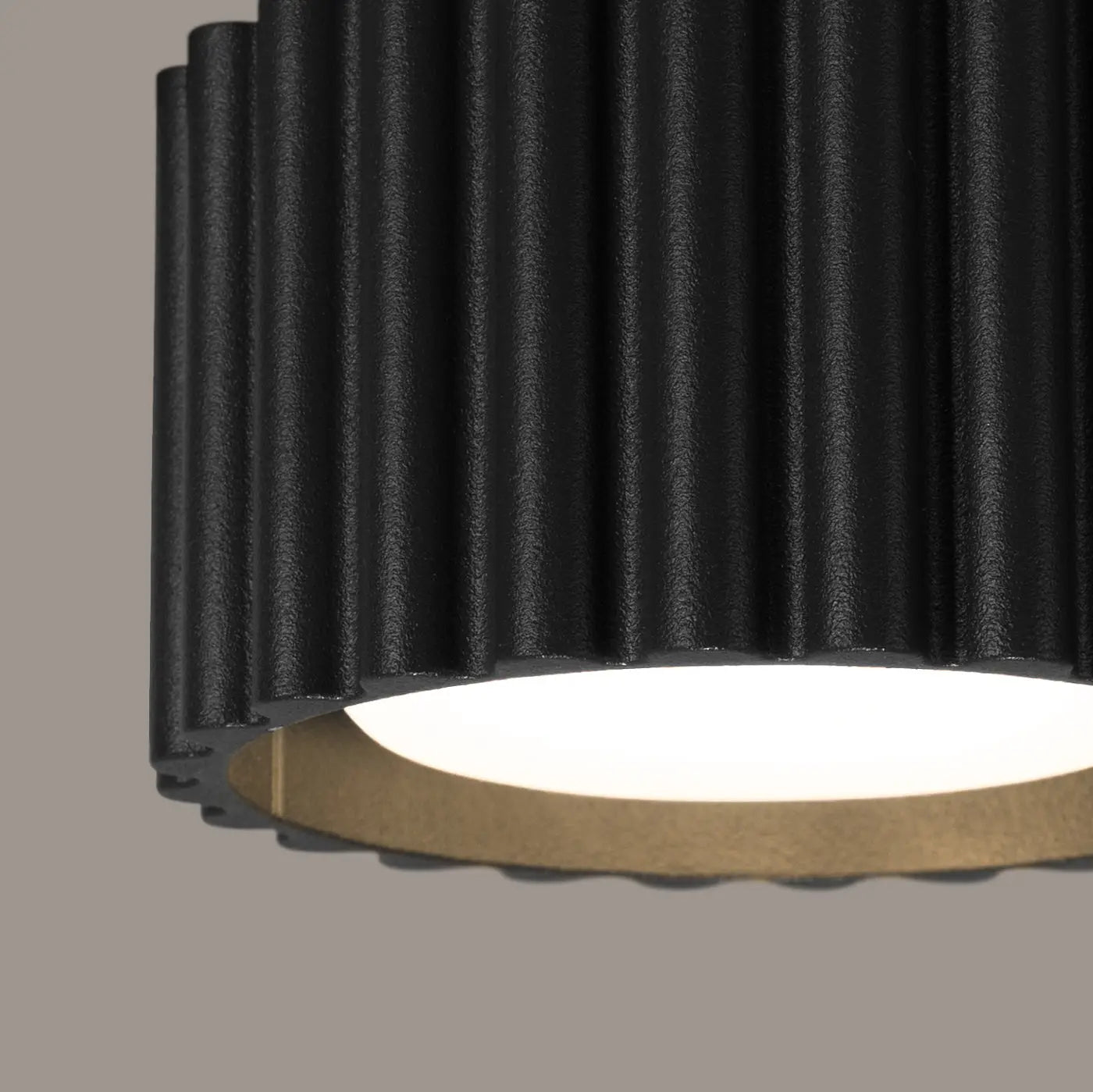 Plafonnier LED noir aluminium minimaliste | KEME