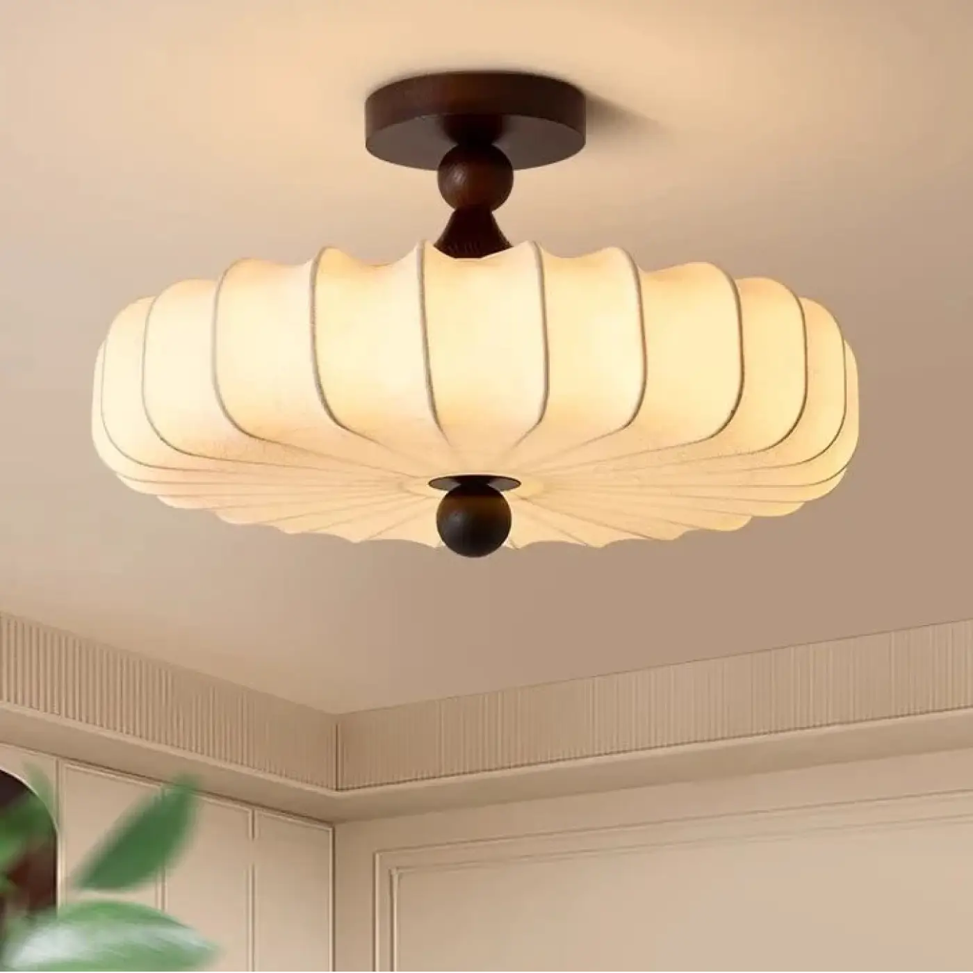 luminaire-plafonnier-plissee-charme-doux-abat-jour-ondule-tissu-525.webp