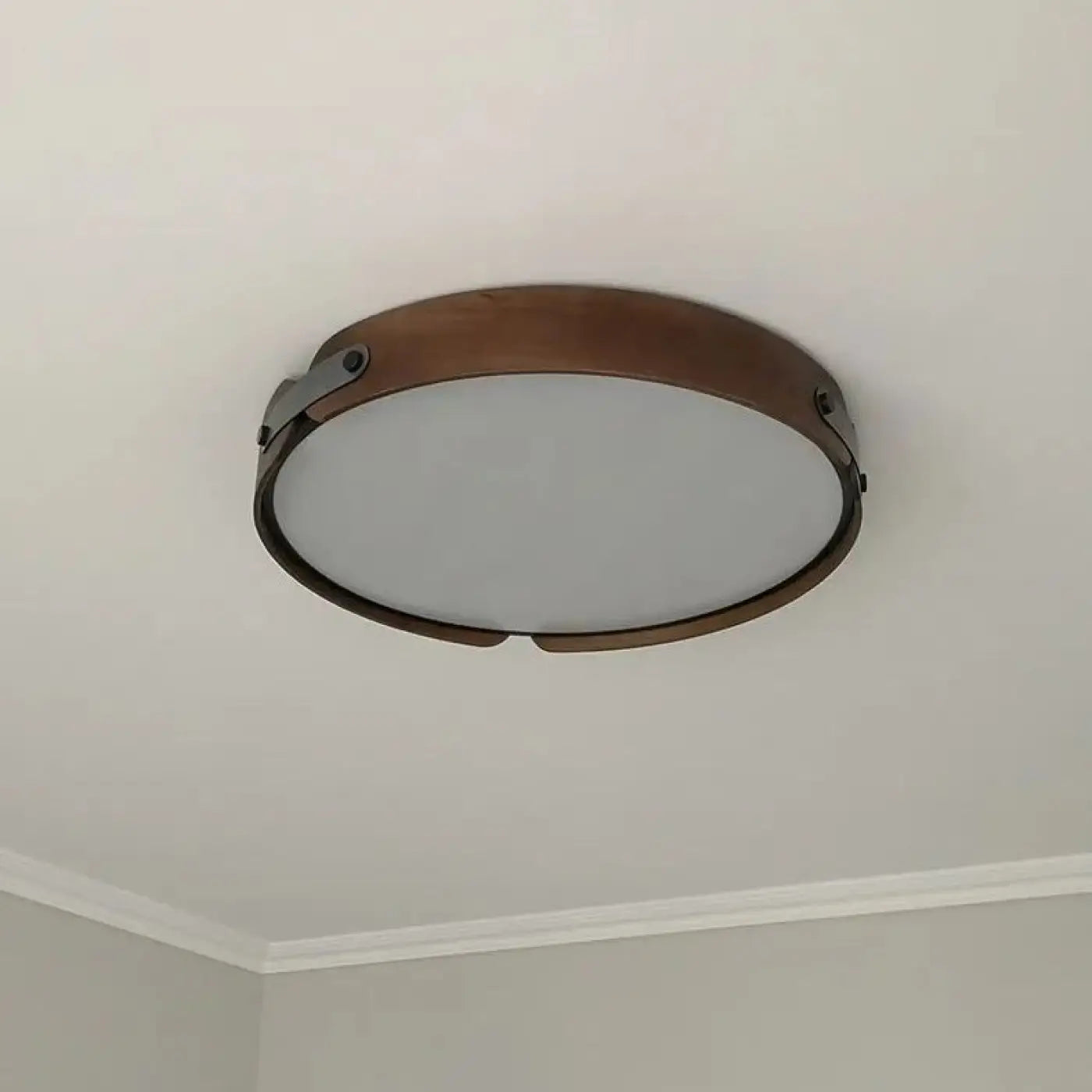 luminaire-plafonnier-rond-bois-details-inspires-sellerie-lumiere-191_6c4b1eac-ec6e-4e36-8113-14f06df255ce.webp