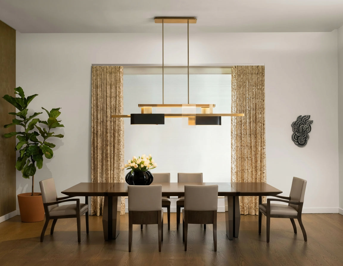 Lustre moderne salon KYO au design architectural, structure en laiton et verre, suspendu au plafond dans un intérieur contemporain