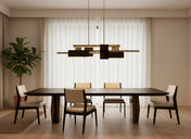 Lustre moderne salon KYO au design architectural, structure en laiton et verre, suspendu au plafond dans un intérieur contemporain