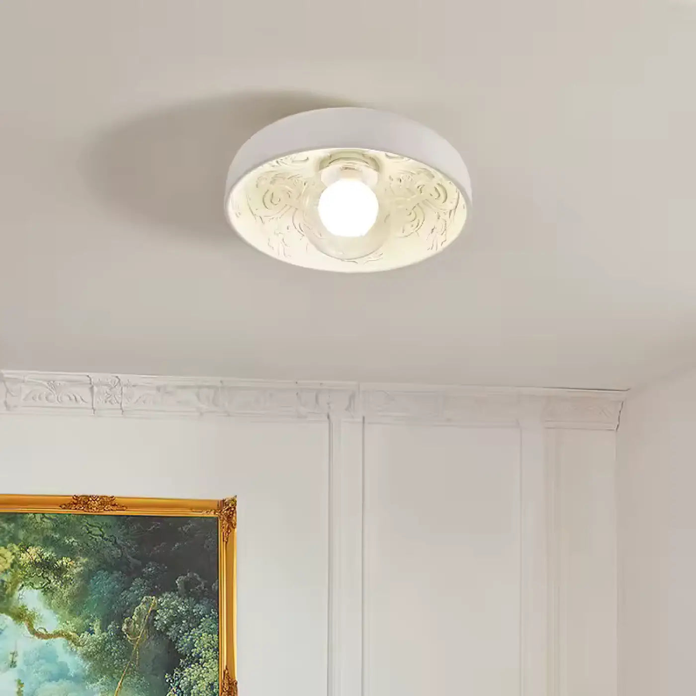 plafonnier-moderne-design-rond-blanc-dore-sculpte-elegant-affleurer-717.webp