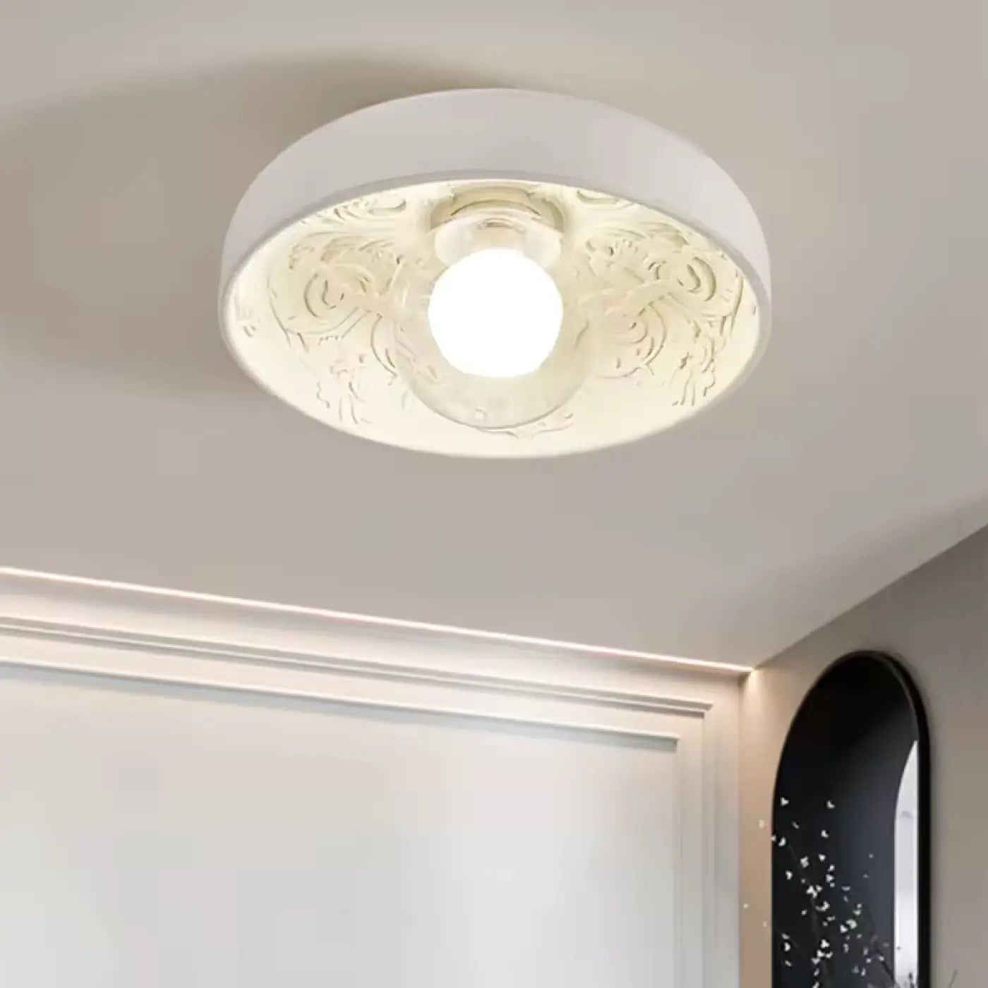 Plafonnier rond blanc et beige sculpté | KEGIDA