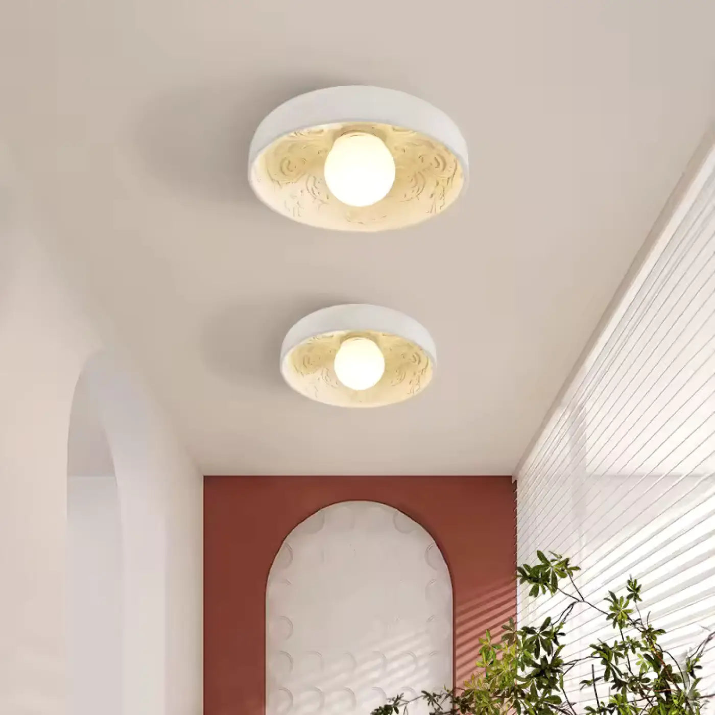 Plafonnier rond blanc et beige sculpté | KEGIDA