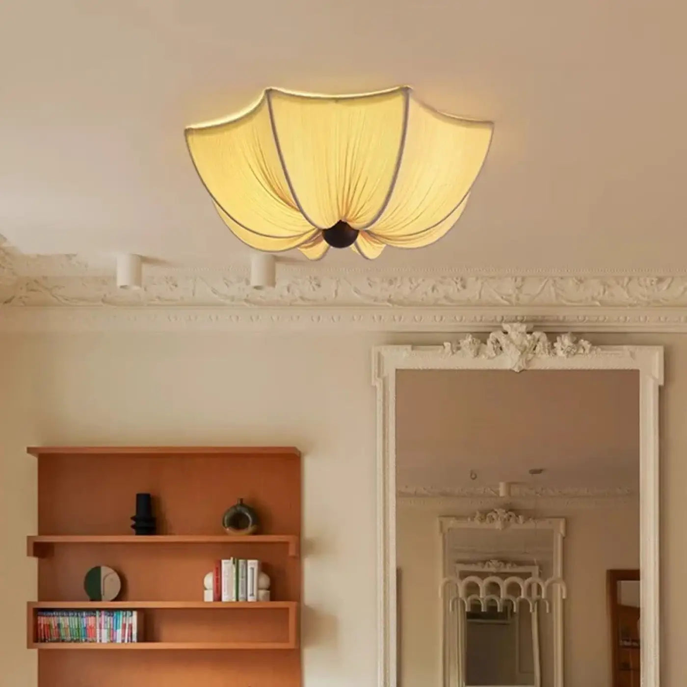 Plafonnier tissu beige plissé forme fleur | MENAFU