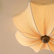 Plafonnier tissu beige plissé forme fleur | MENAFU