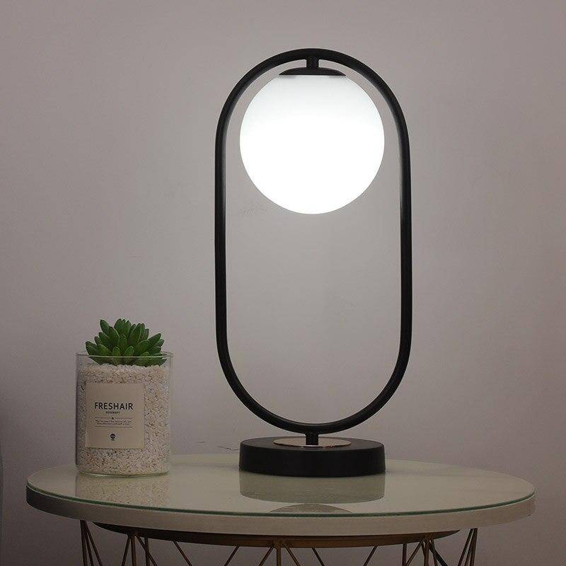 Lampe à poser moderne dorée avec globe lumineux